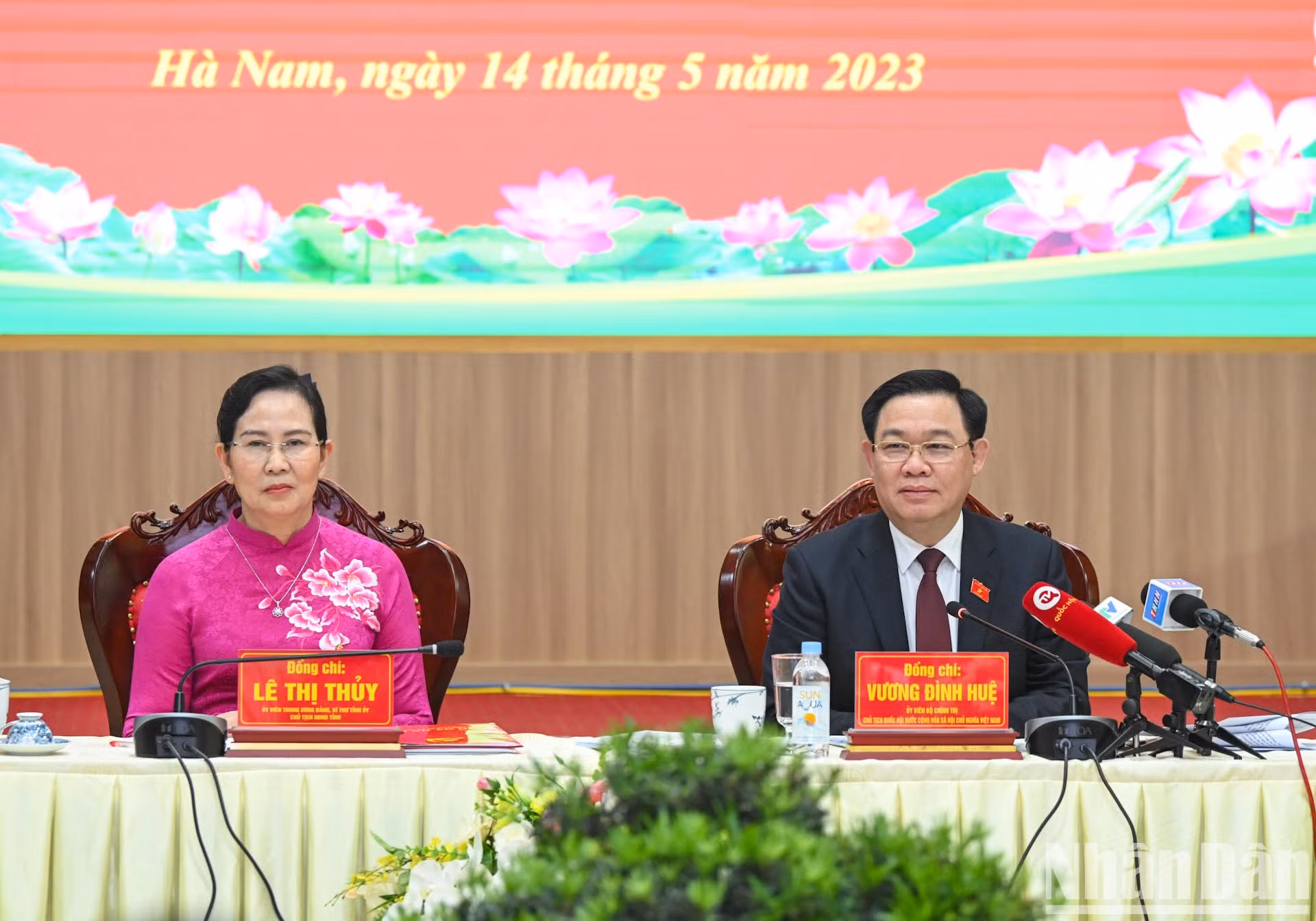 Vuong Dinh Hue y Le Thi Thuy en la sesión de trabajo.