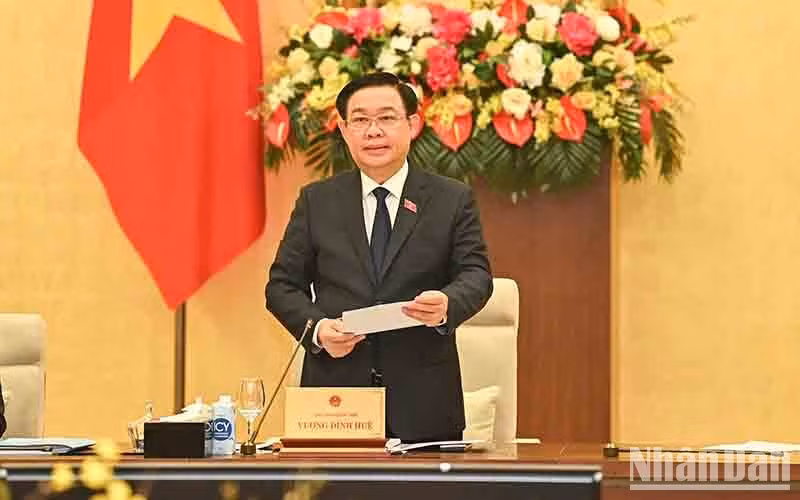 E El presidente de la Asamblea Nacional Vuong Dinh Hue inaugura la reunión.