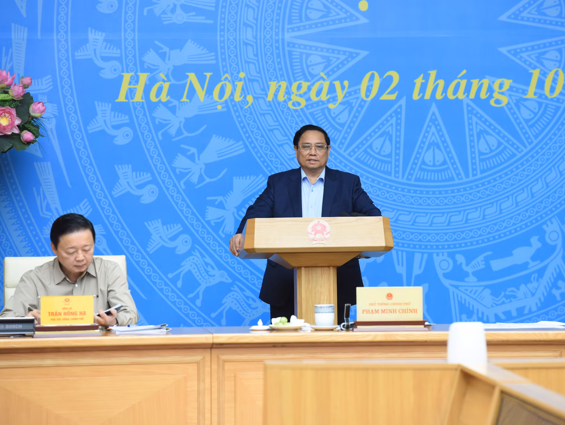 [Foto] Premier preside reunión sobre implementación de los compromisos de Vietnam en la COP26 