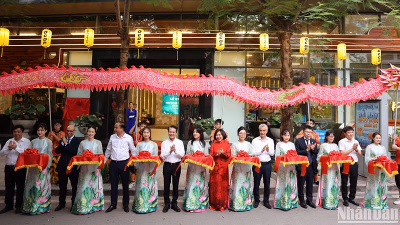 En el marco del festival queda inaugurado el 12 de julio el Centro de Presentación y Promoción de productos del programa OCOP (Cada comuna, un producto) asociado al turismo del distrito de Tay Ho.