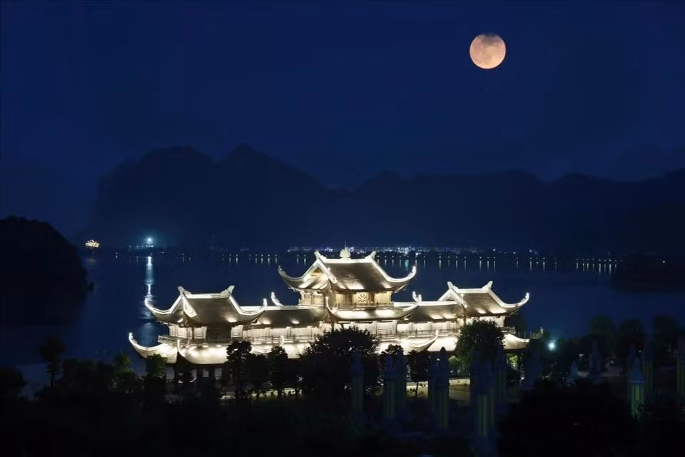 La pagoda de Tam Chuc brilla bajo la luz nocturna.