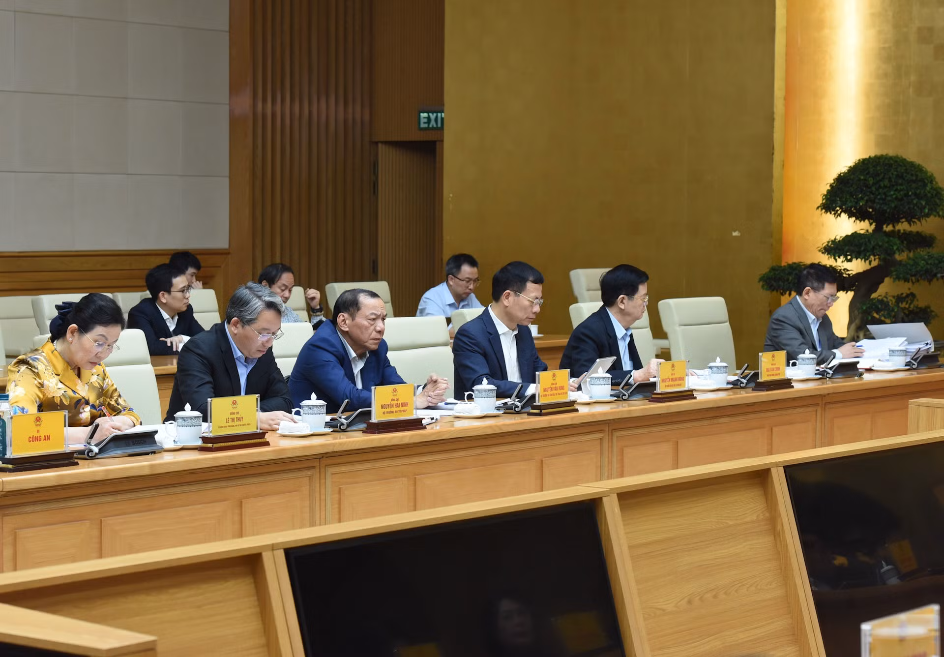 Vice primeros ministros y jefes de sectores participantes en el coloquio.