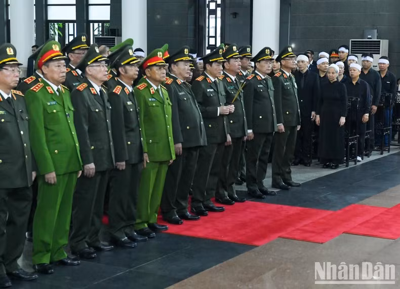 La delegación de la Comisión Central de Seguridad Pública y el Ministerio de Seguridad Pública, encabezada por el coronel general Luong Tam Quang, miembro del Comité Central del PCV, secretario de la Comisión Central de Seguridad Pública y ministro de Seguridad Pública. La delegación de la Comisión Central de Seguridad Pública y el Ministerio de Seguridad Pública, encabezada por el coronel general Luong Tam Quang, miembro del Comité Central del PCV, secretario de la Comisión Central de Seguridad Pública y ministro de Seguridad Pública.