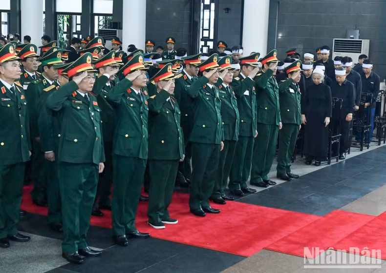 La delegación de la Comisión Militar Central y el Ministerio de Defensa, encabezada por el general Phan Van Giang, miembro del Buró Político del Comité Central del PCV, vicesecretario de la Comisión Militar Central y ministro de Defensa. La delegación de la Comisión Militar Central y el Ministerio de Defensa, encabezada por el general Phan Van Giang, miembro del Buró Político del Comité Central del PCV, vicesecretario de la Comisión Militar Central y ministro de Defensa.