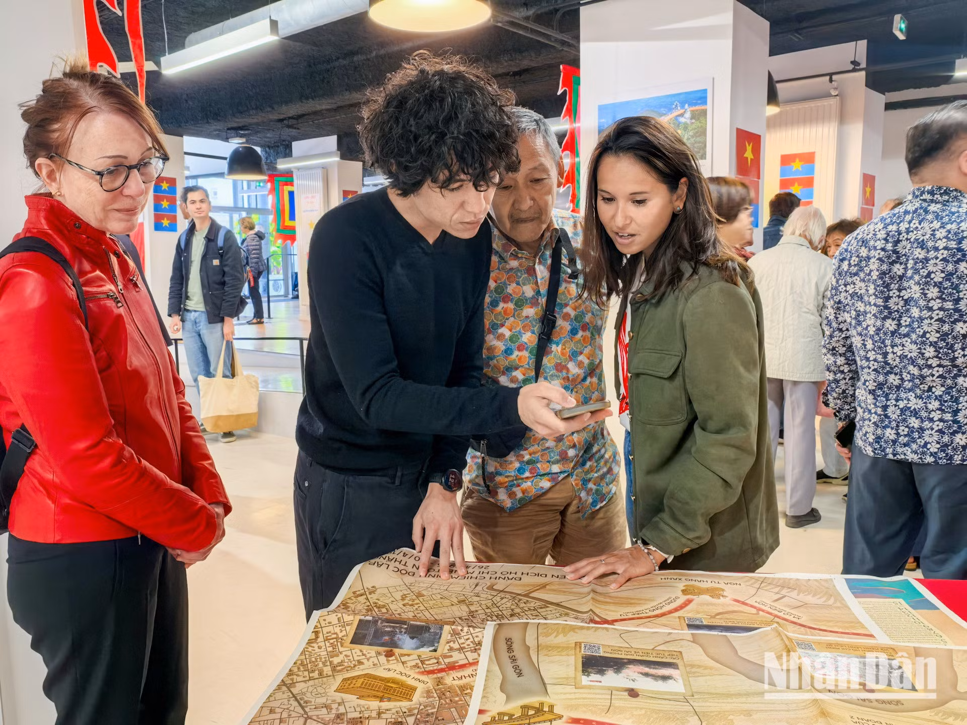 Gracias a esta actividad divulgativa, los vietnamitas mayores residentes en el extranjero pueden confiar en que las generaciones sucesoras continuarán conservando la unidad y el apego hacia la Patria. Gracias a esta actividad divulgativa, los vietnamitas mayores residentes en el extranjero pueden confiar en que las generaciones sucesoras continuarán conservando la unidad y el apego hacia la Patria.