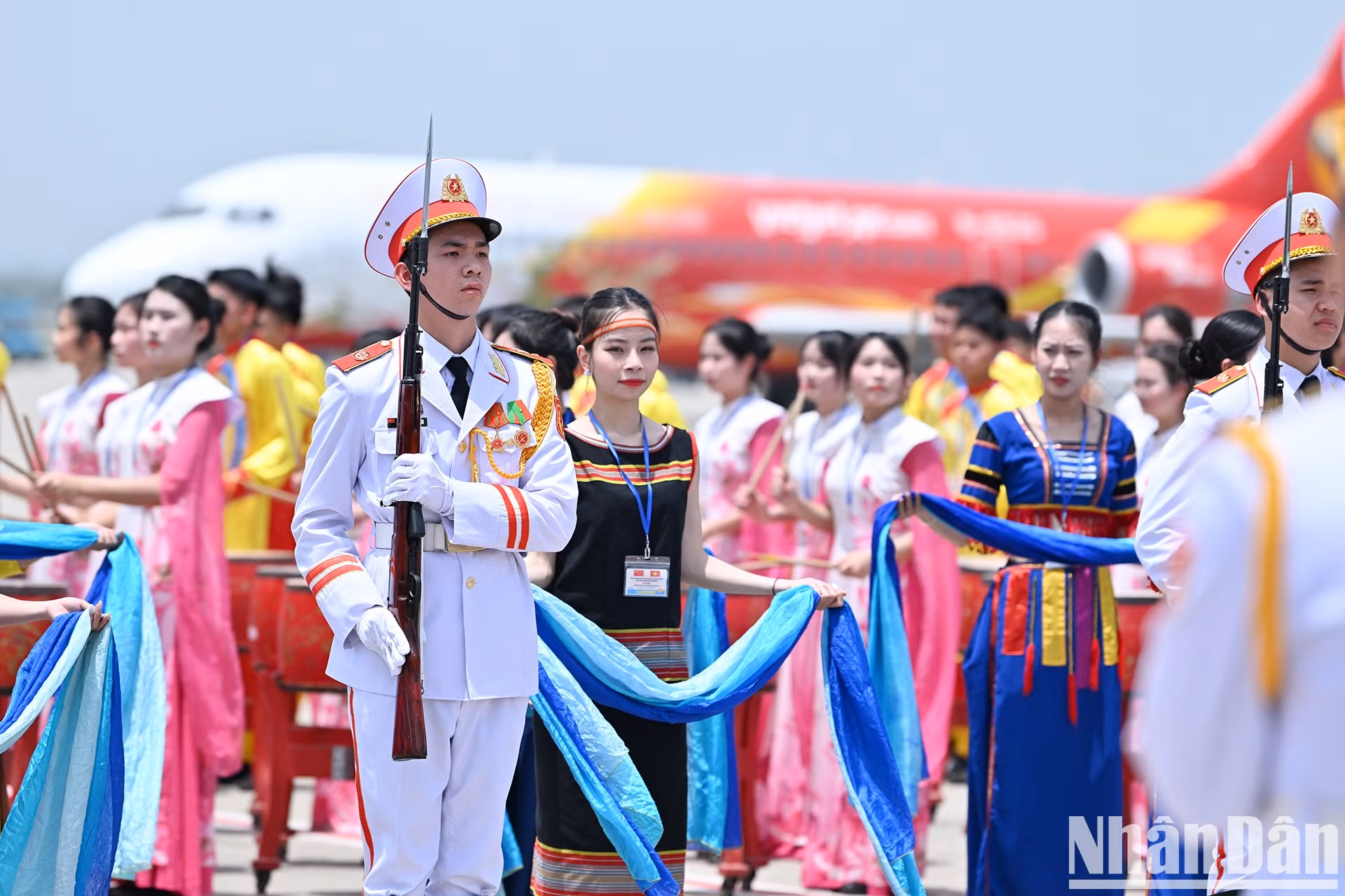 Además de la actuación de tambor, se ofrece en el acto de bienvenida un espectáculo de danza interpretado por artistas ataviadas con trajes tradicionales de las etnias vietnamitas.