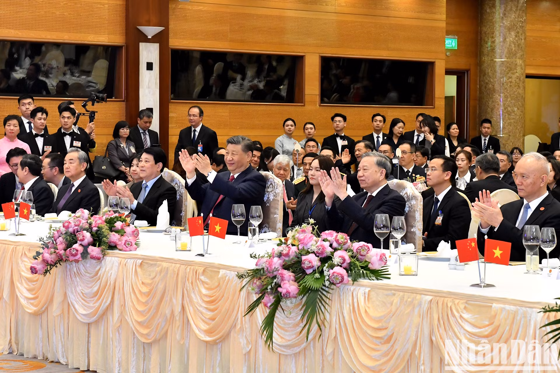El secretario general To Lam, el presidente Luong Cuong, y el máximo dirigente de China, Xi Jinping, disfrutan de las actuaciones.