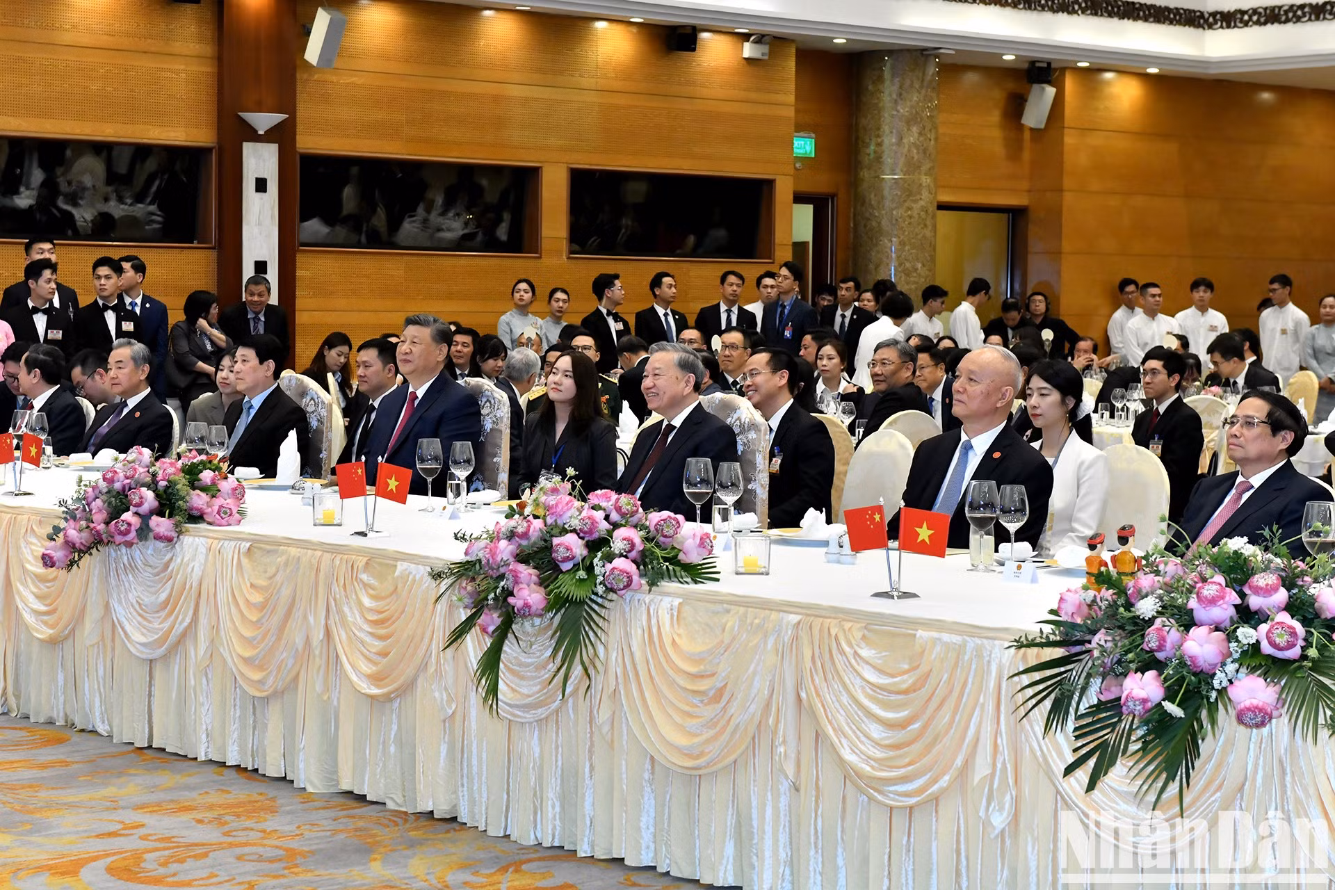 El secretario general To Lam, el presidente Luong Cuong, y el máximo dirigente de China, Xi Jinping, disfrutan de las actuaciones.