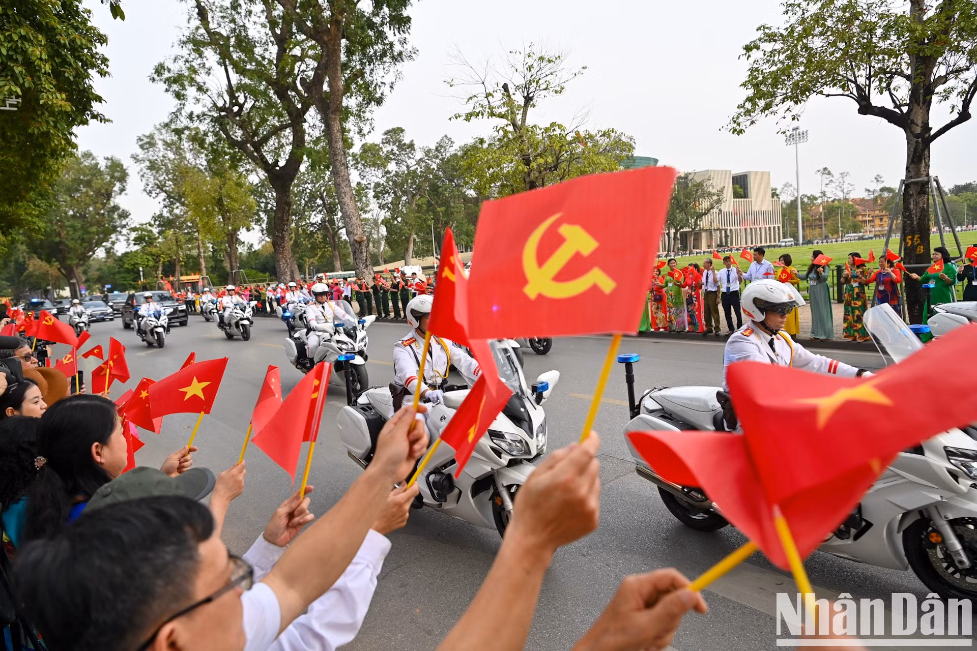 Calurosa bienvenida de los capitalinos vietnamitas al secretario general del PCCh y presidente de China, Xi Jinping.