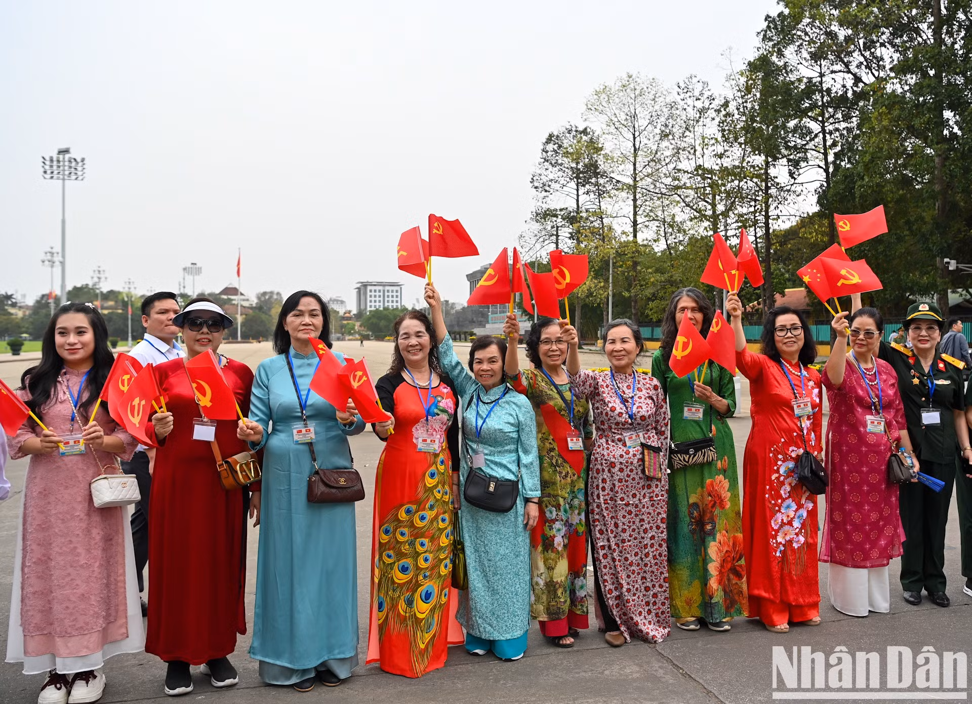 Ciudadanas salen ataviadas con la túnica tradicional “ao dai” para saludar la llegada del máximo dirigente del país vecino.