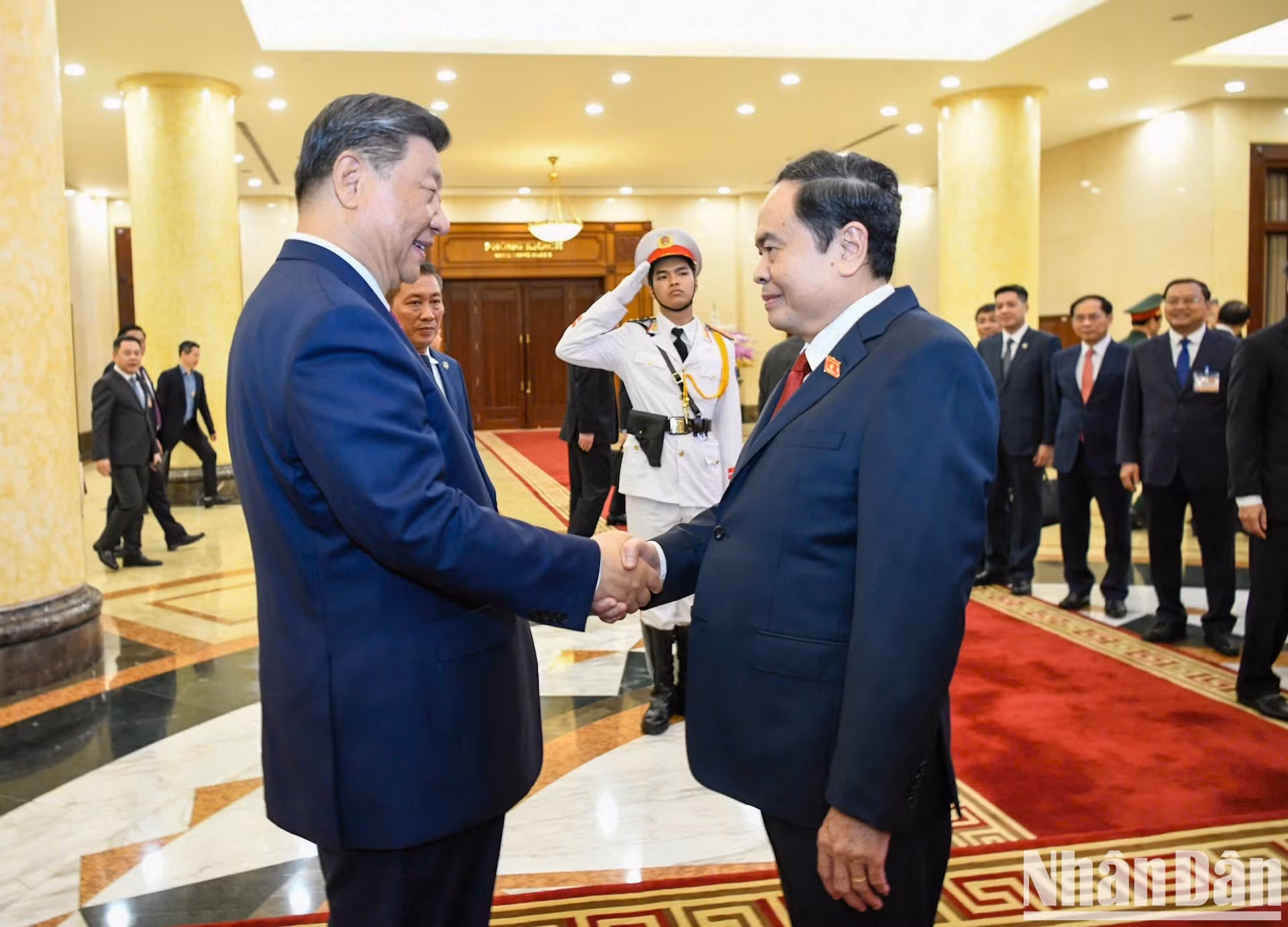 El presidente de la Asamblea Nacional de Vietnam, Tran Thanh Man, recibe al secretario general del Partido Comunista de China y presidente chino, Xi Jinping.