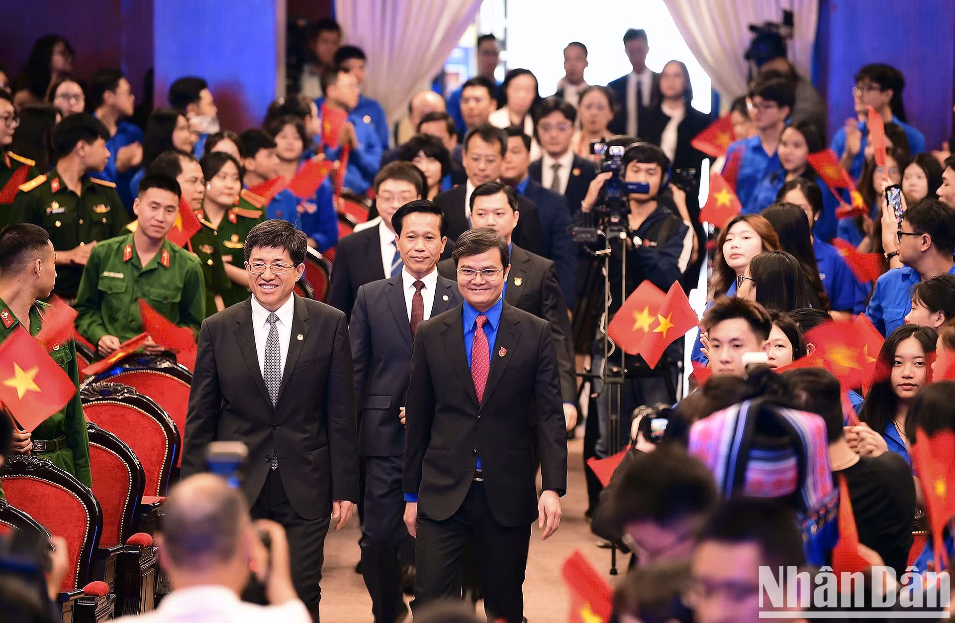 Encabezan las delegaciones de los dos países Bui Quang Huy, miembro suplente del Comité Central del Partido Comunista de Vietnam y primer secretario del Comité Central de la Unión de Jóvenes Comunistas Ho Chi Minh, y A Dong, primer secretario del Comité Central de la Liga de la Juventud Comunista de China. Encabezan las delegaciones de los dos países Bui Quang Huy, miembro suplente del Comité Central del Partido Comunista de Vietnam y primer secretario del Comité Central de la Unión de Jóvenes Comunistas Ho Chi Minh, y A Dong, primer secretario del Comité Central de la Liga de la Juventud Comunista de China.