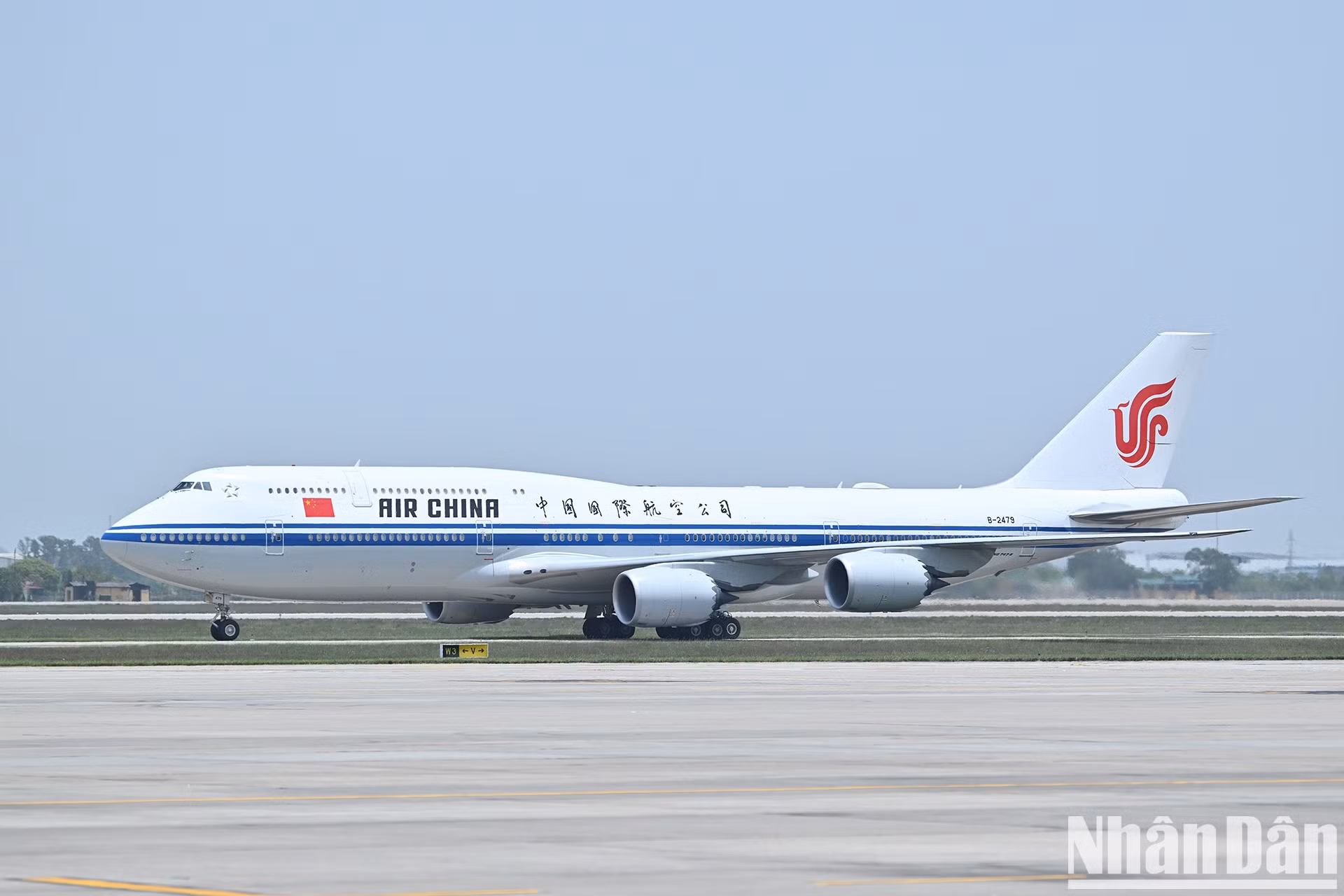 El avión que transporta al secretario general del Partido Comunista de China y presidente chino, Xi Jinping, aterriza en el Aeropuerto Internacional de Noi Bai, en Hanói.