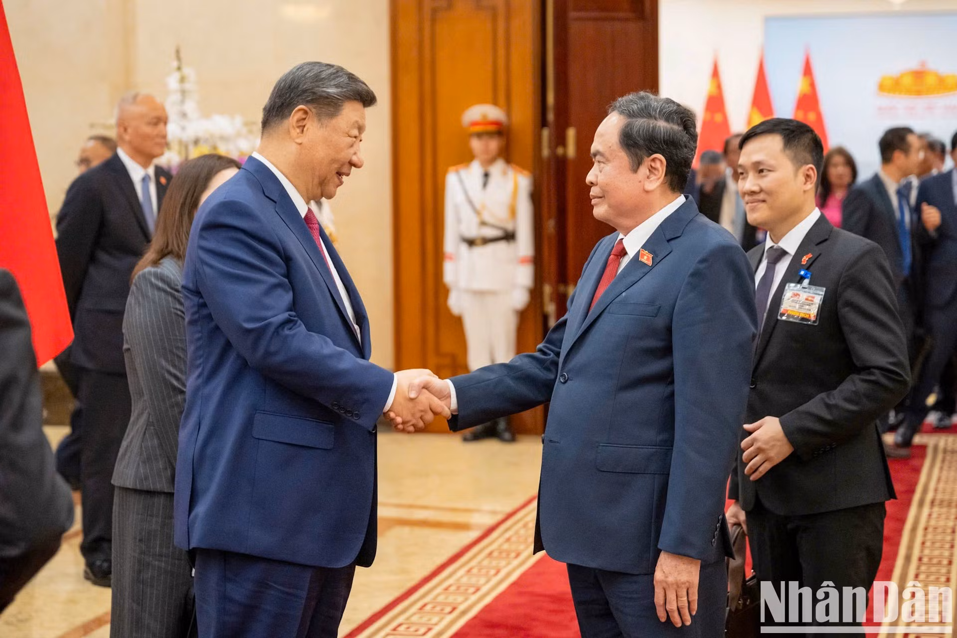 El presidente de la Asamblea Nacional de Vietnam, Tran Thanh Man, conversa con el secretario general del Partido Comunista de China y presidente chino, Xi Jinping.
