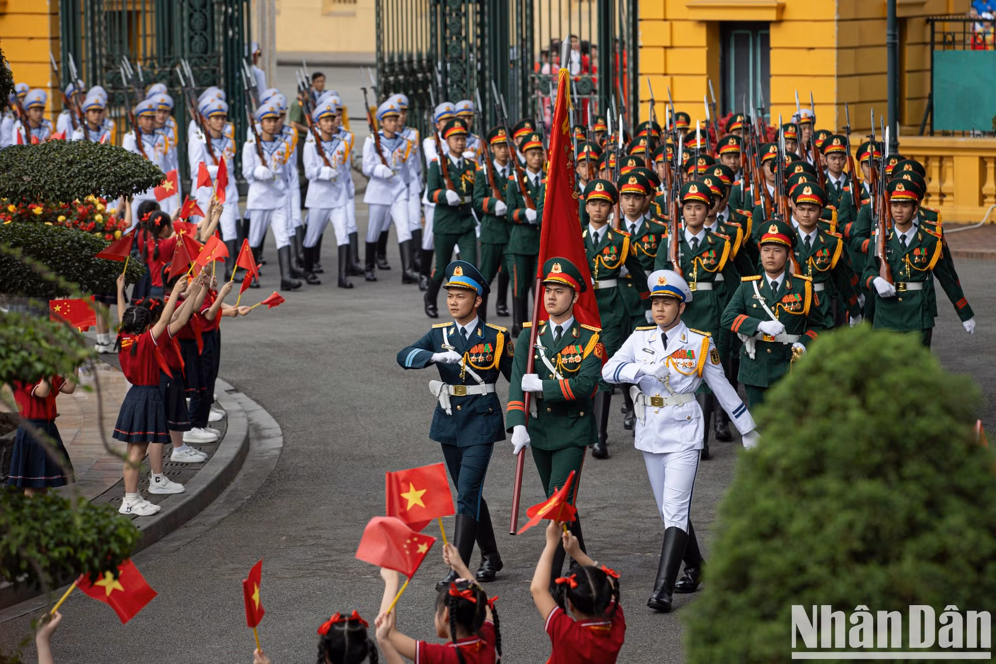 La banda militar avanza a la escena. La banda militar avanza a la escena.