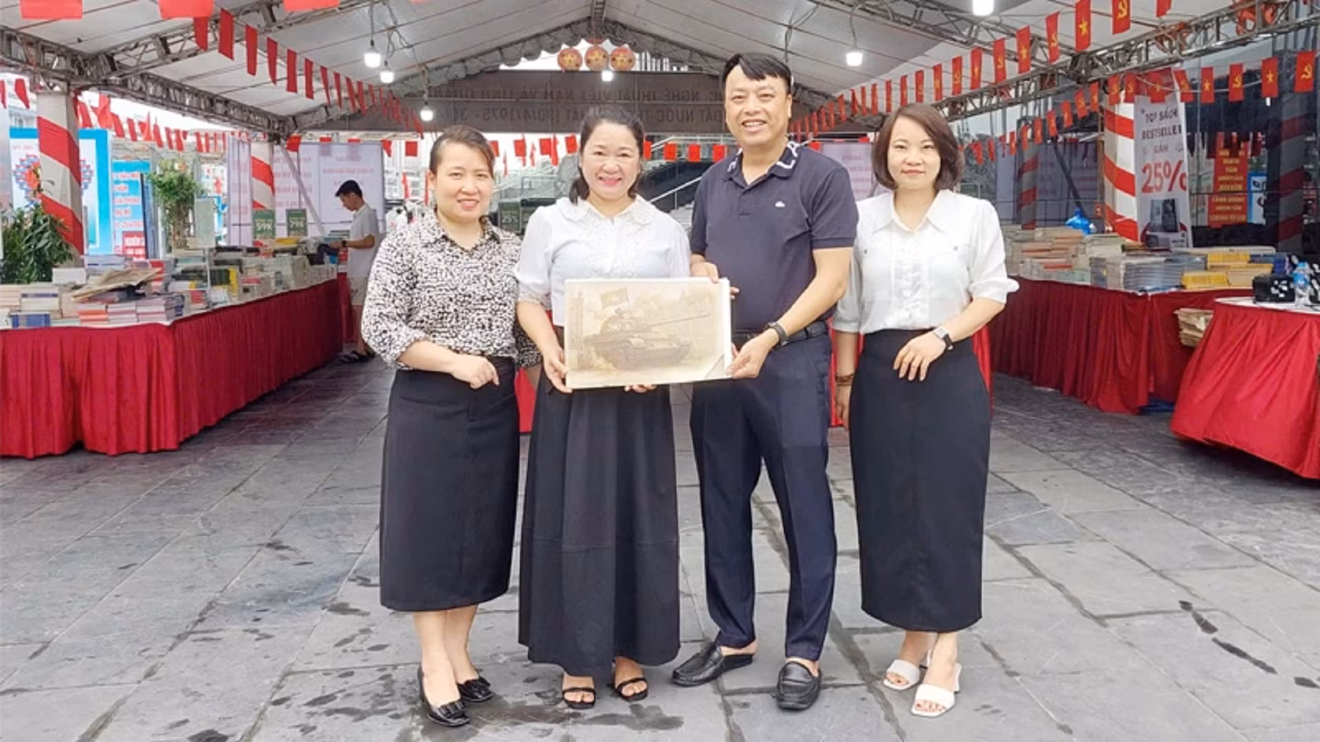 Un representante de Nhan Dan en Quang Ninh entrega la publicación a los lectores locales.