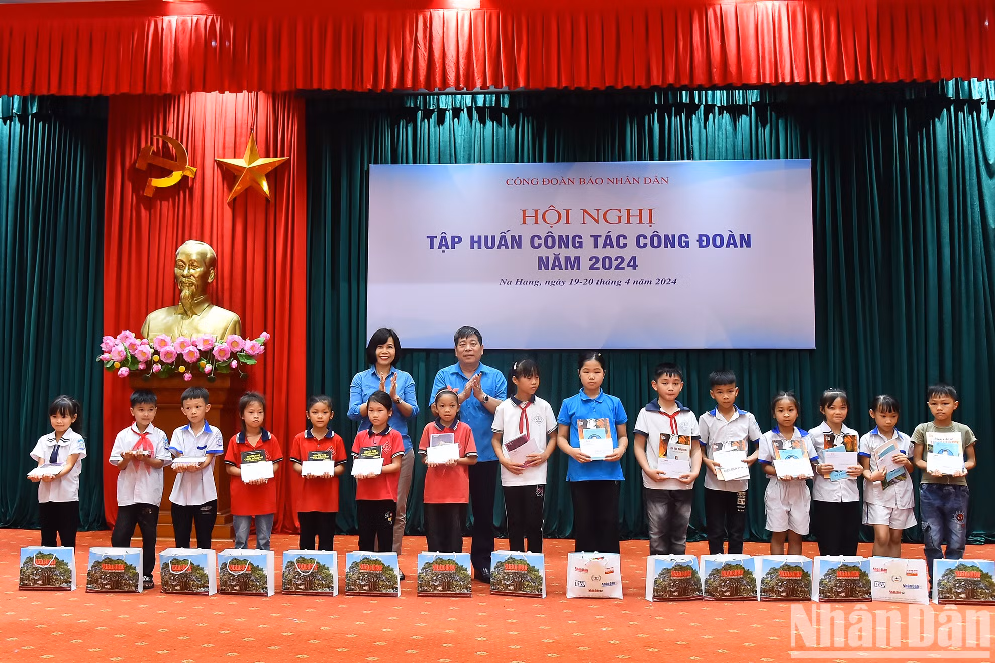 La presidenta del Sindicato del citado periódico, Tran Thi Kieu Thanh Binh, y el vicepresidente permanente del Sindicato de Empleados Públicos de Vietnam, Nguyen Van Dong, entregan regalos de ánimo de los alumnos necesitados.