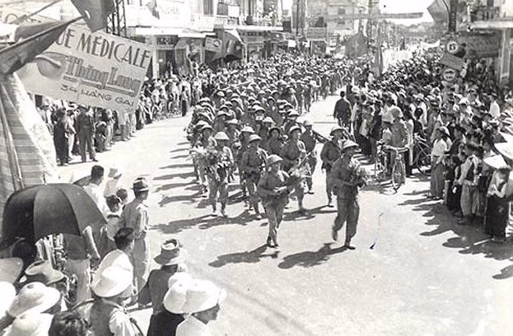 Soldados del Regimiento de la Capital en las calles hanoyenses.