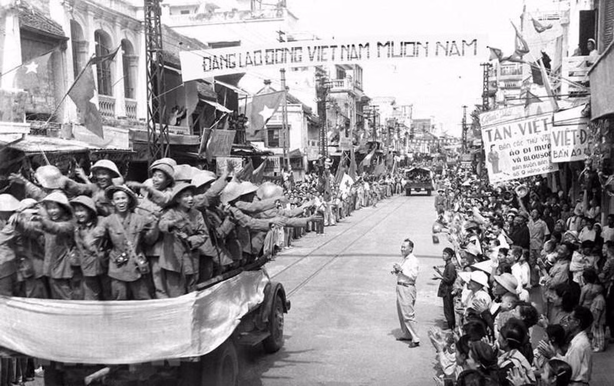 Los camiones de la División 308 pasaron por la calle de Hang Dao.