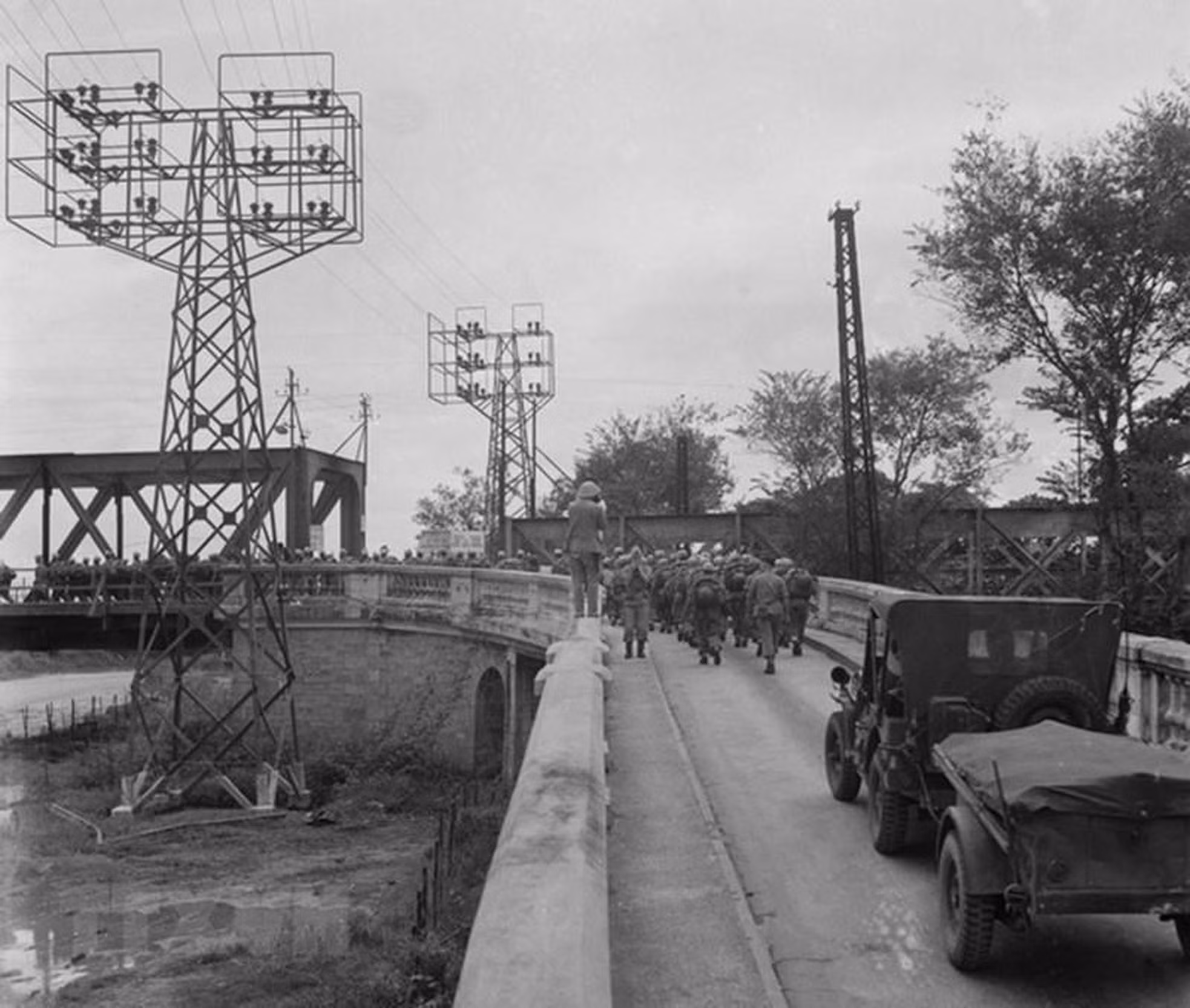 La mañana del día 9 las tropas francesas empezaron a retirarse del suelo hanoyense. Paralelamente las vietnamitas se apoderaron de las zonas desocupadas. A las 16:30, con el repliegue de los últimos enemigos por el puente de Long Bien, la ciudad quedó bajo pleno control del ejército libertador. En la foto, los últimos soldados franceses cruzan dicho puente rumbo a la ciudad de Hai Phong.