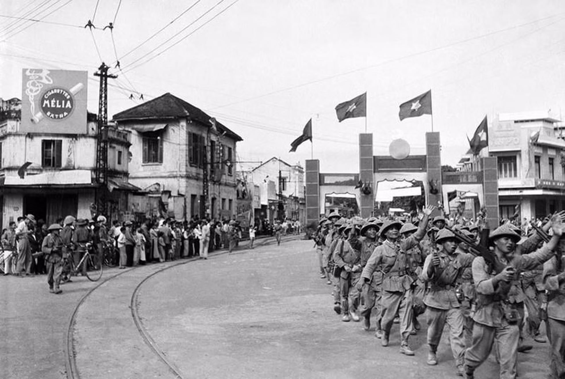 La infantería del Regimiento de la Capital, de la División 308, marchó por la zona de Cua Nam.