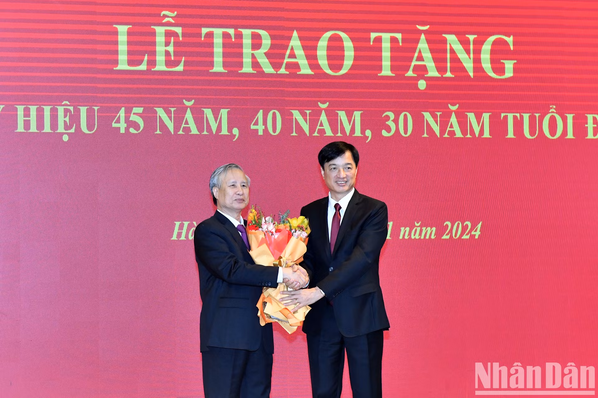 Nguyen Duy Ngoc, miembro del Secretariado y jefe de la Oficina del Comité Central del Partido, da la enhorabuena a Quoc Vuong.