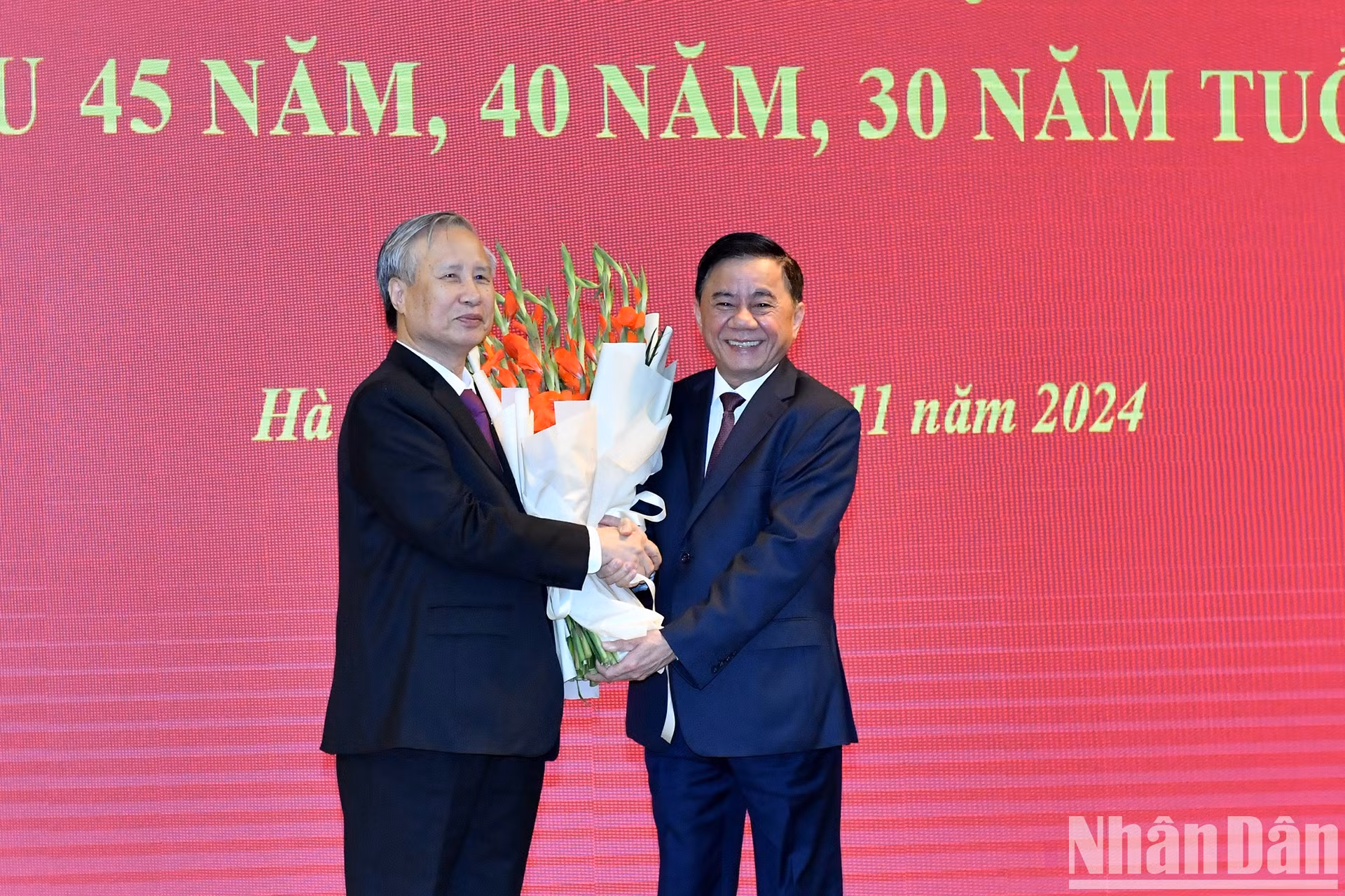 Tran Cam Tu, integrante del Buró Político, miembro permanente del Secretariado y jefe de la Comisión de Control Disciplinario del Comité Central del PCV, felicita a Tran Quoc Vuong.