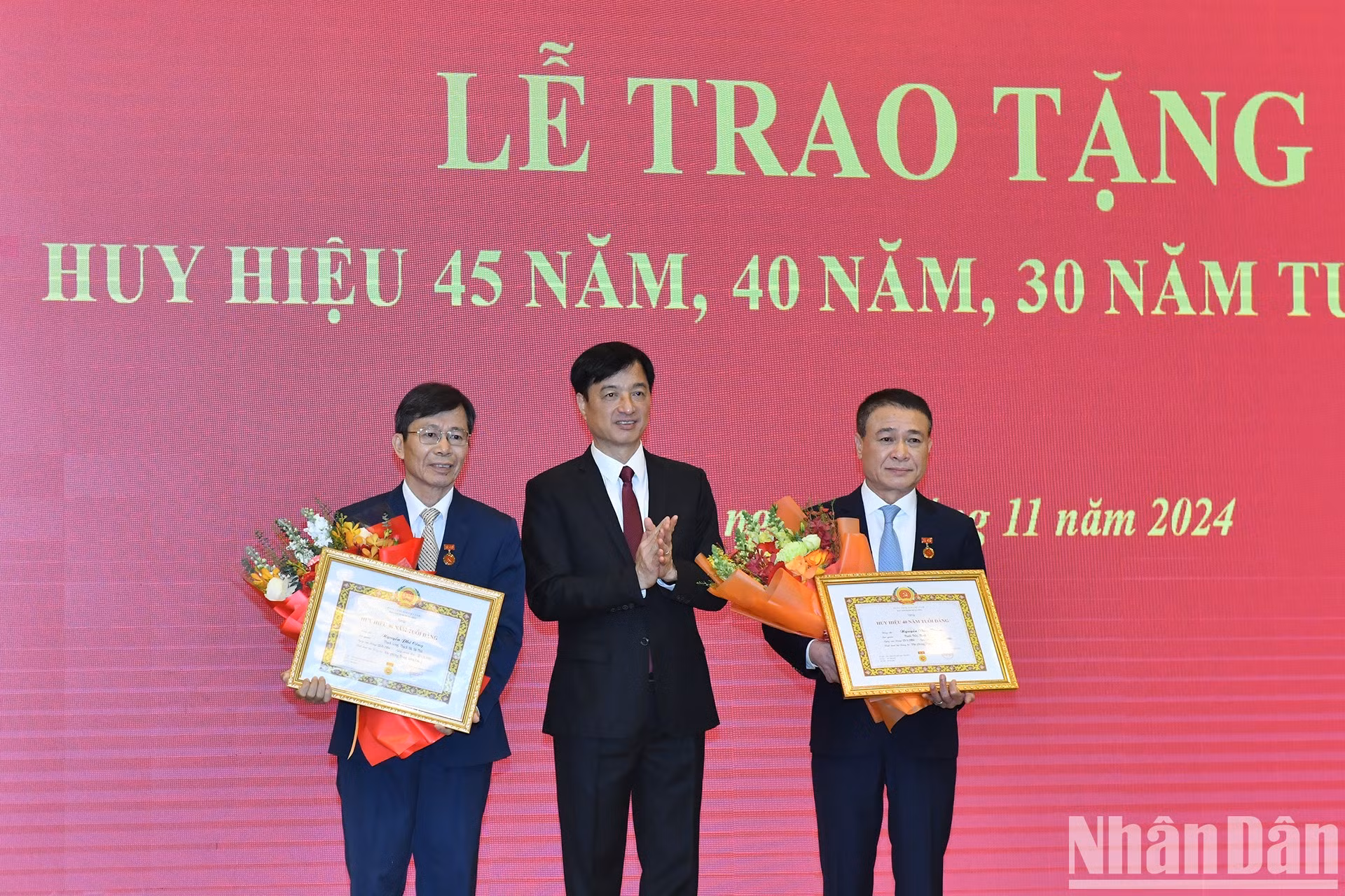 Duy Ngoc entrega la insignia de 40 años de militancia a funcionarios de la Oficina del Comité Central del Partido.