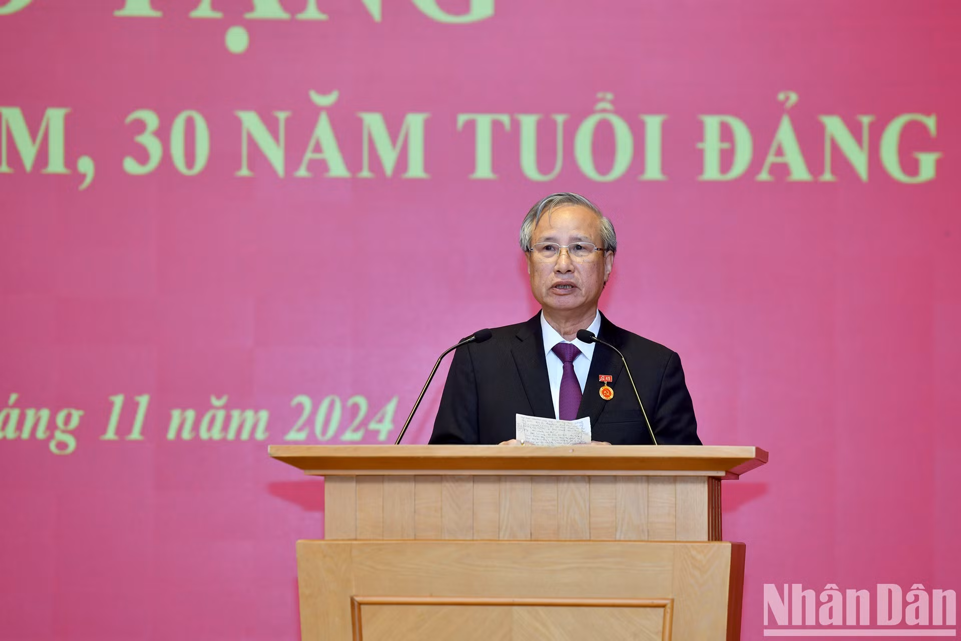 El compañero Tran Quoc Vuong habla en la ceremonia.