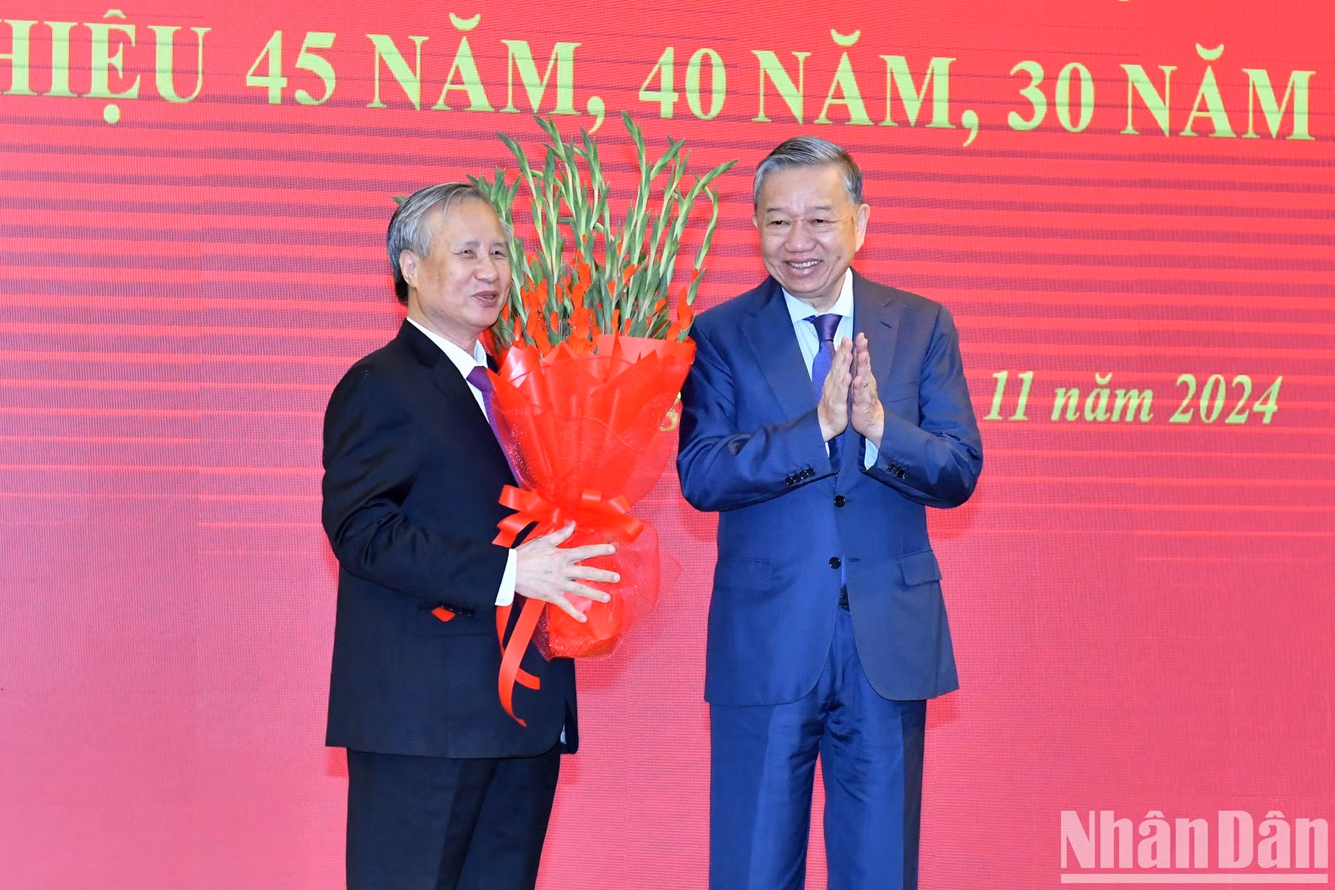 El líder del PCV otorga flores de felicitación a Tran Quoc Vuong.