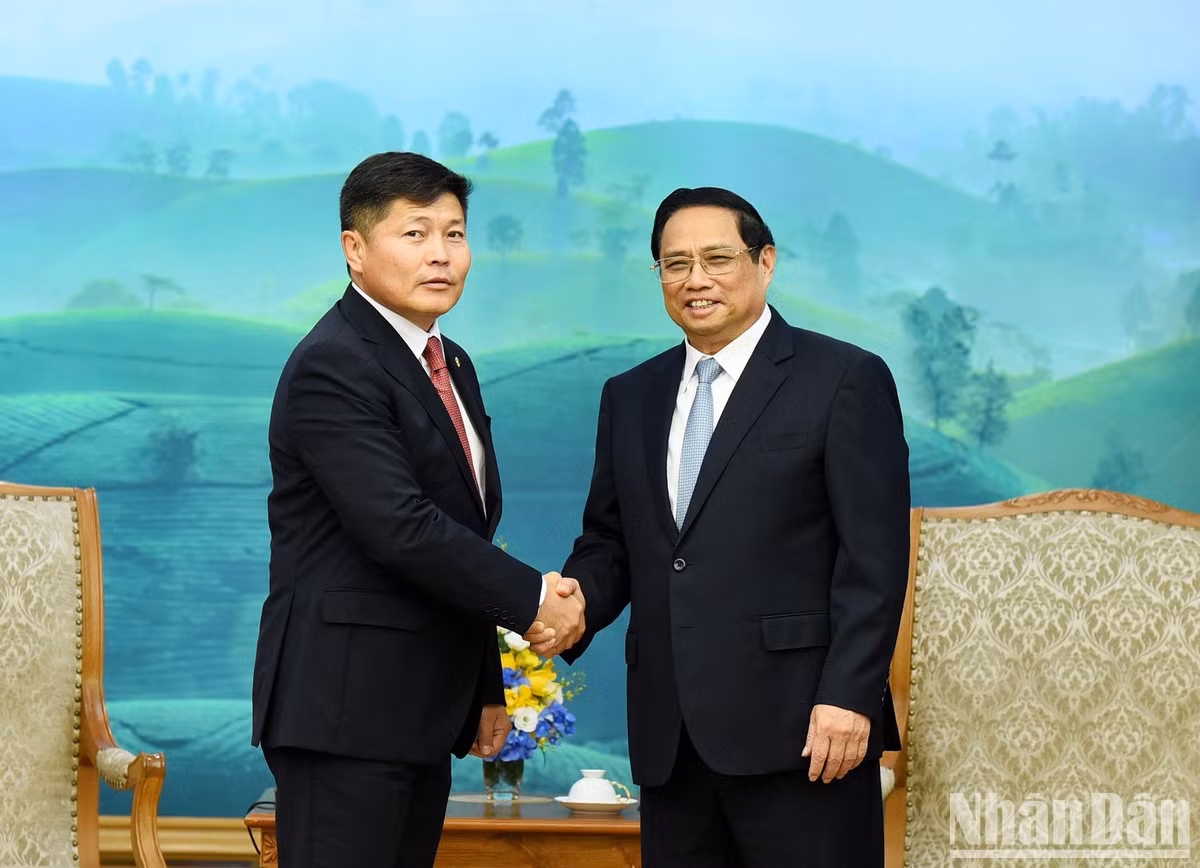 El primer ministro de Vietnam, Pham Minh Chinh (derecha), y el ministro de Justicia y Asuntos Interiores de Mongolia, Khishgee Nyambaatar.