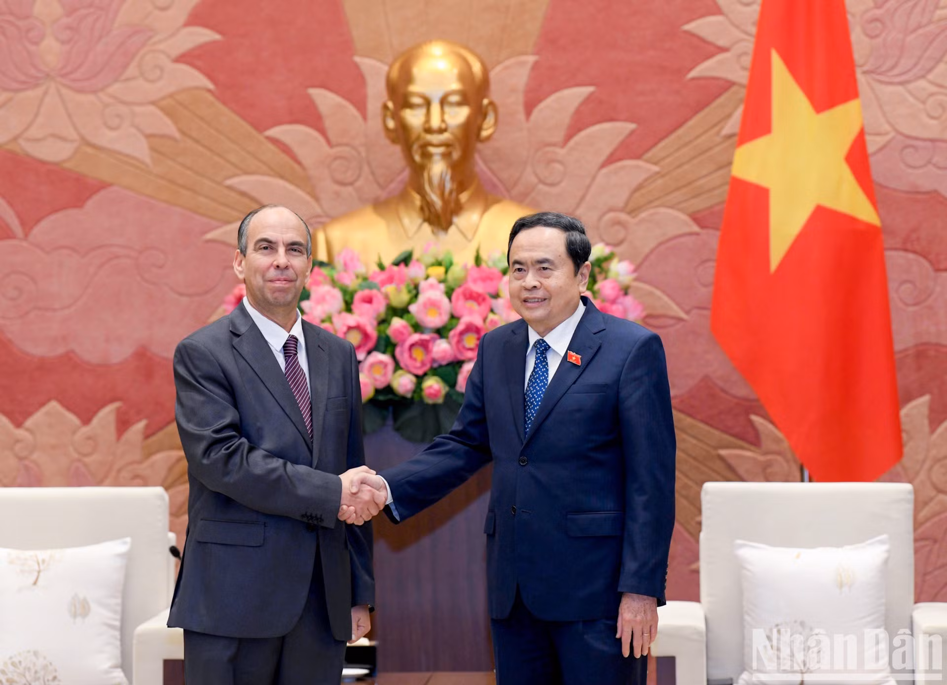 El presidente de la Asamblea Nacional de Vietnam, Tran Thanh Man, y el embajador de Cuba en el país, Rogelio Polanco Fuentes.