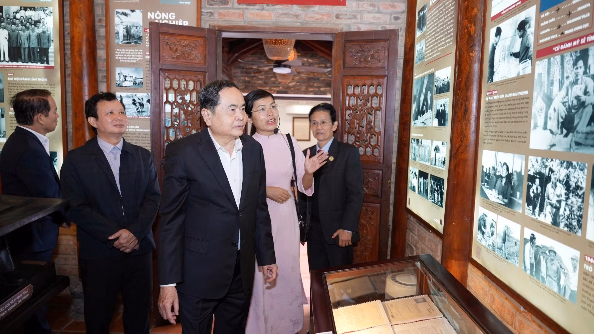 Thanh Man recorre el Museo de Nguyen Chi Thanh.