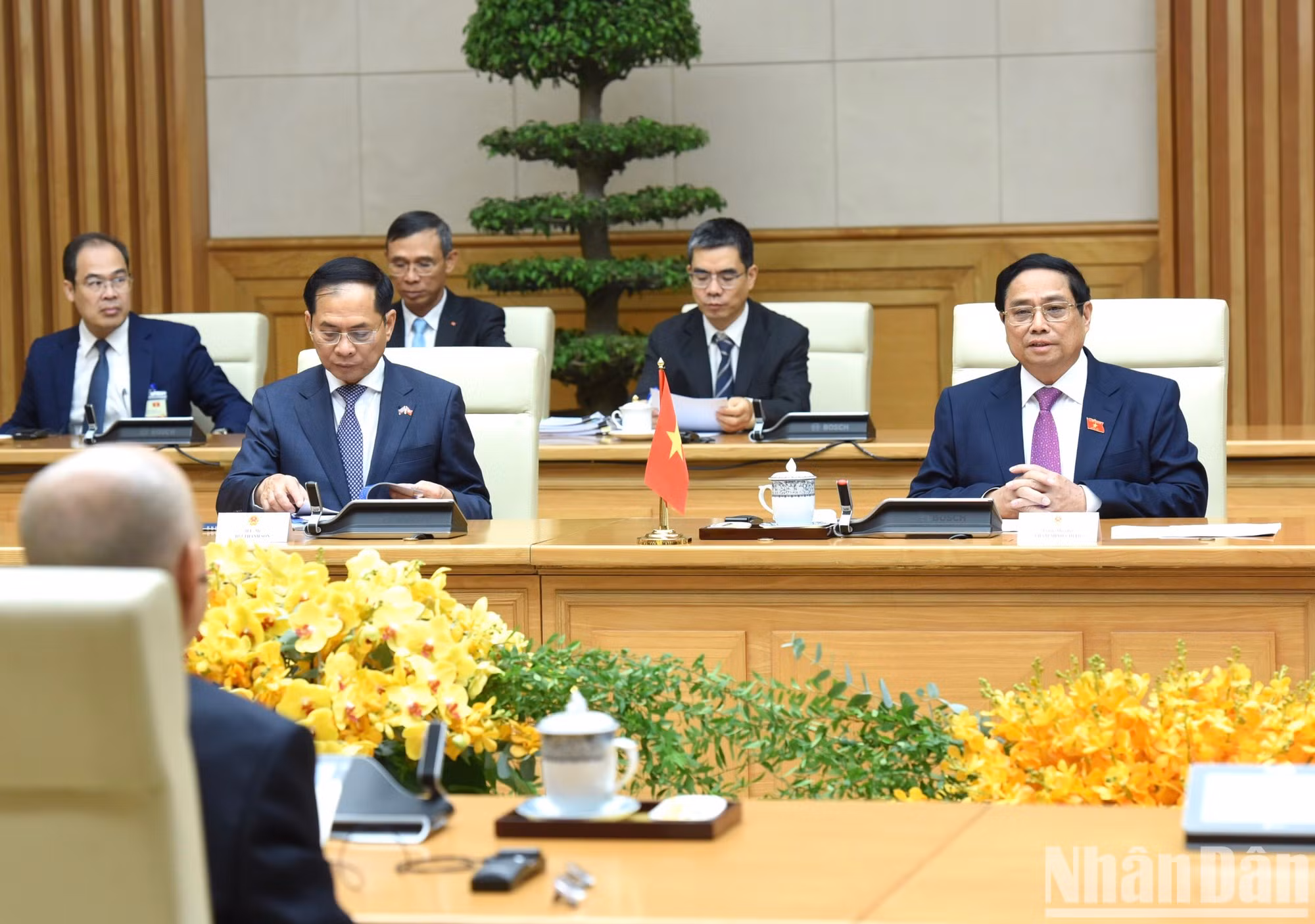 Minh Chinh interviene en la reunión con el rey camboyano.
