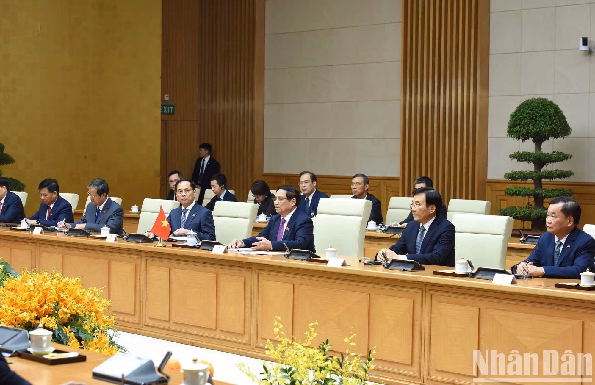 El dirigente y otros miembros del Gobierno vietnamita.
