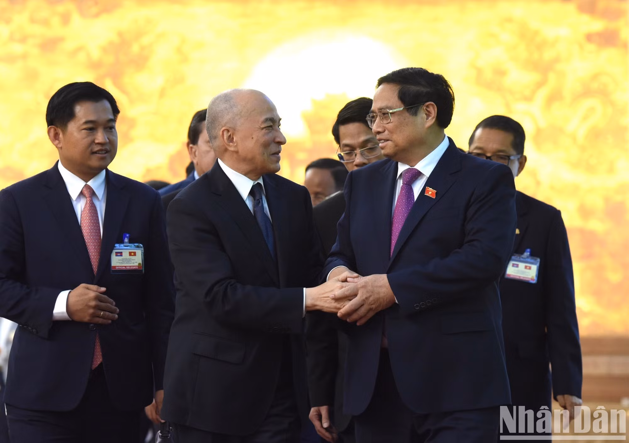 El premier vietnamita se despide del visitante.