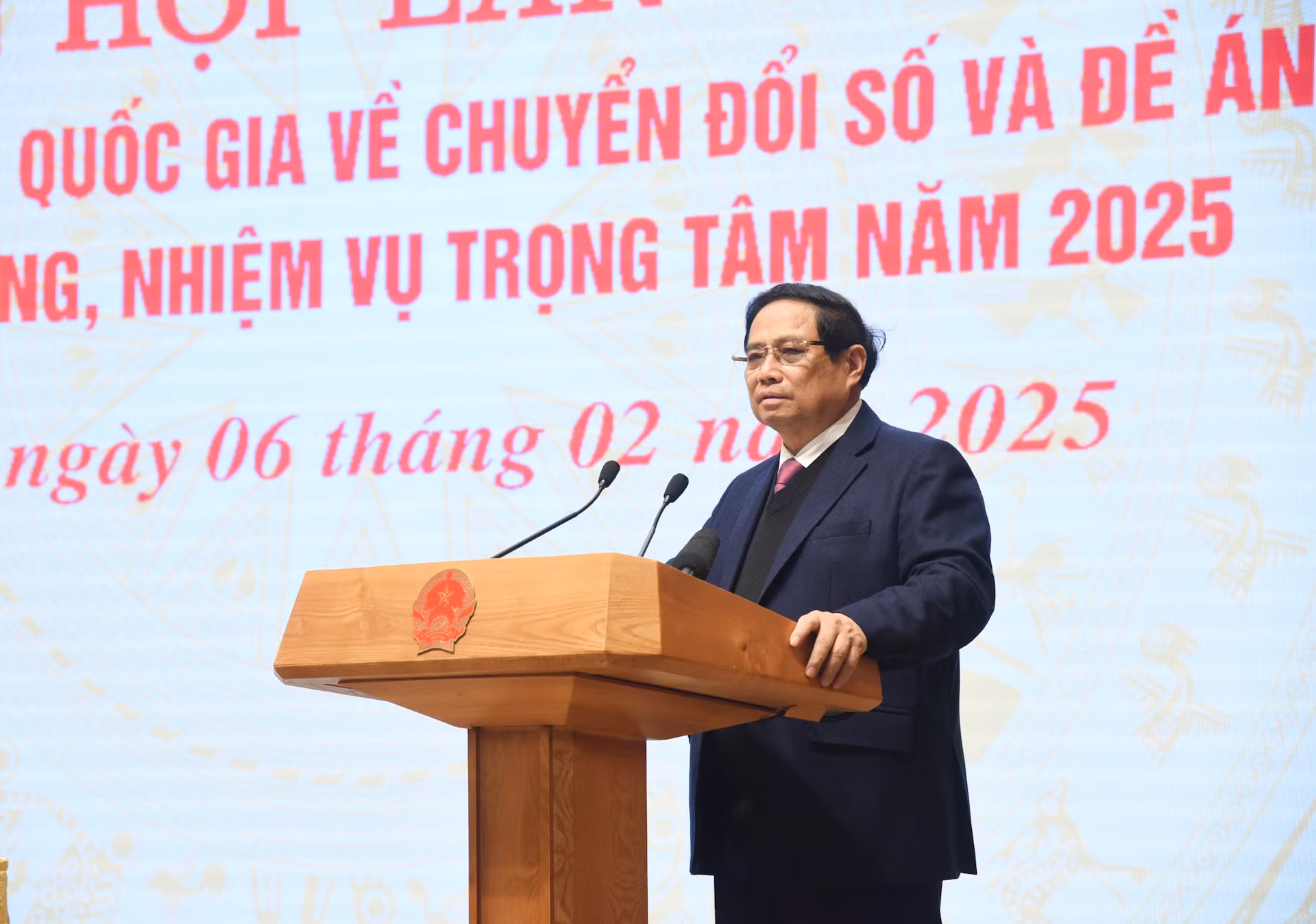 El primer ministro pronuncia un discurso inaugural.