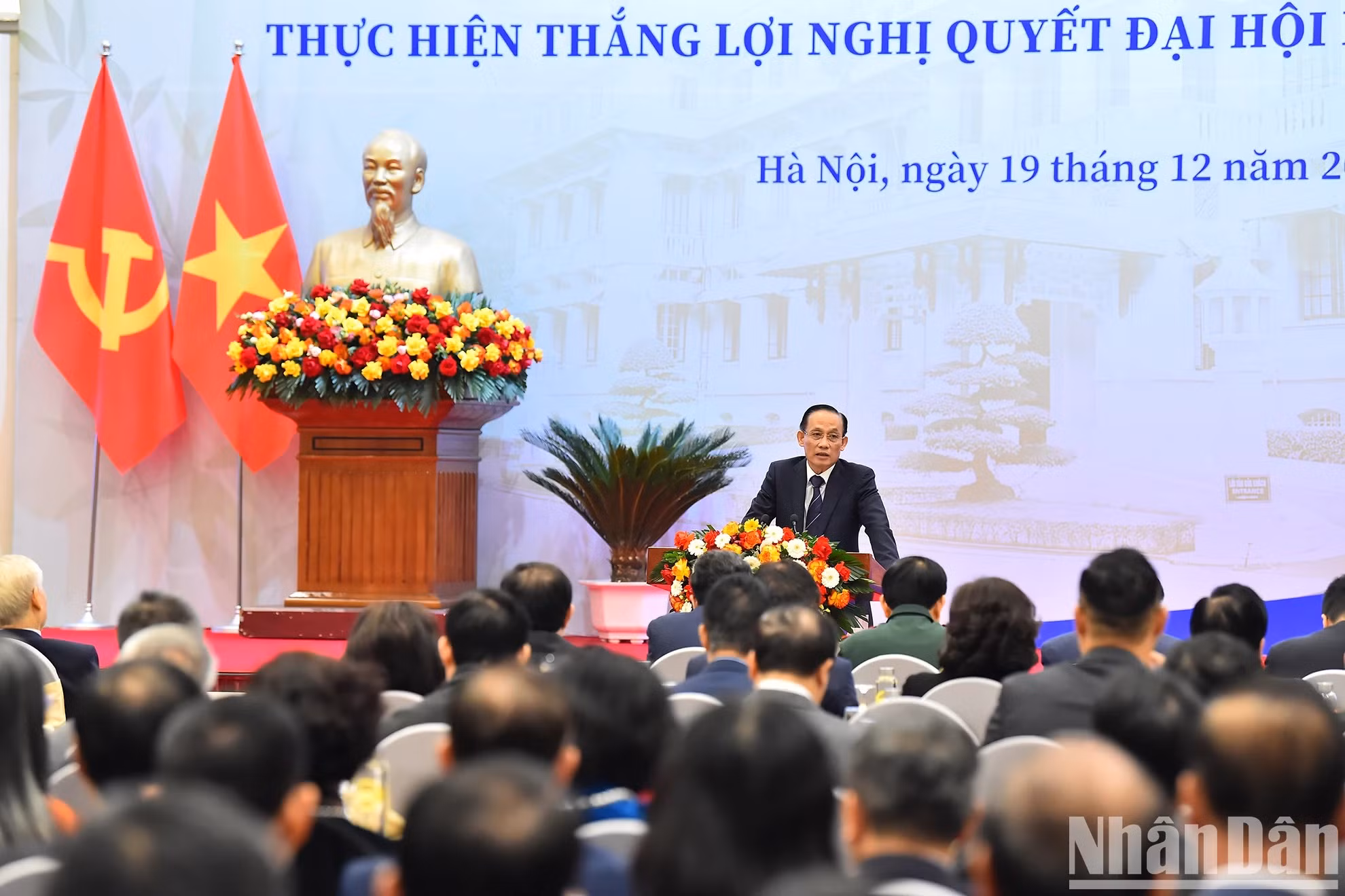 El jefe de la Comisión de Relaciones Exteriores del Comité Central del Partido, Le Hoai Trung. El jefe de la Comisión de Relaciones Exteriores del Comité Central del Partido, Le Hoai Trung.