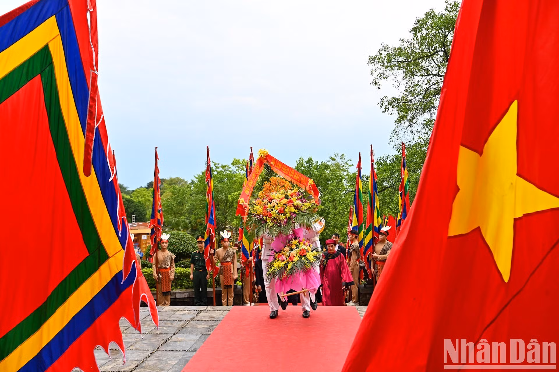 Posteriormente, la comitiva depositó una ofrenda floral como tributo al Presidente Ho Chi Minh y los caídos en defensa de la Patria, ante el bajorrelieve sobre el eminente líder y soldados nacionales instalado en el área del Sagrario Gieng.