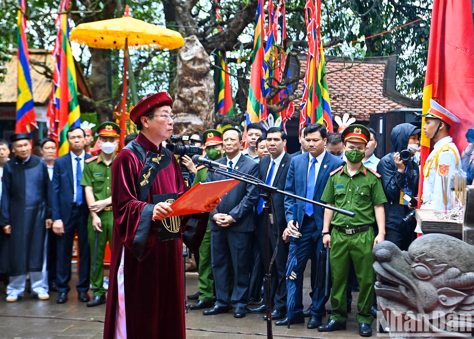 El presidente del Comité Popular de Phu Tho, Bui Van Quang, lee un panegírico en honor de los méritos de los Reyes Hung.