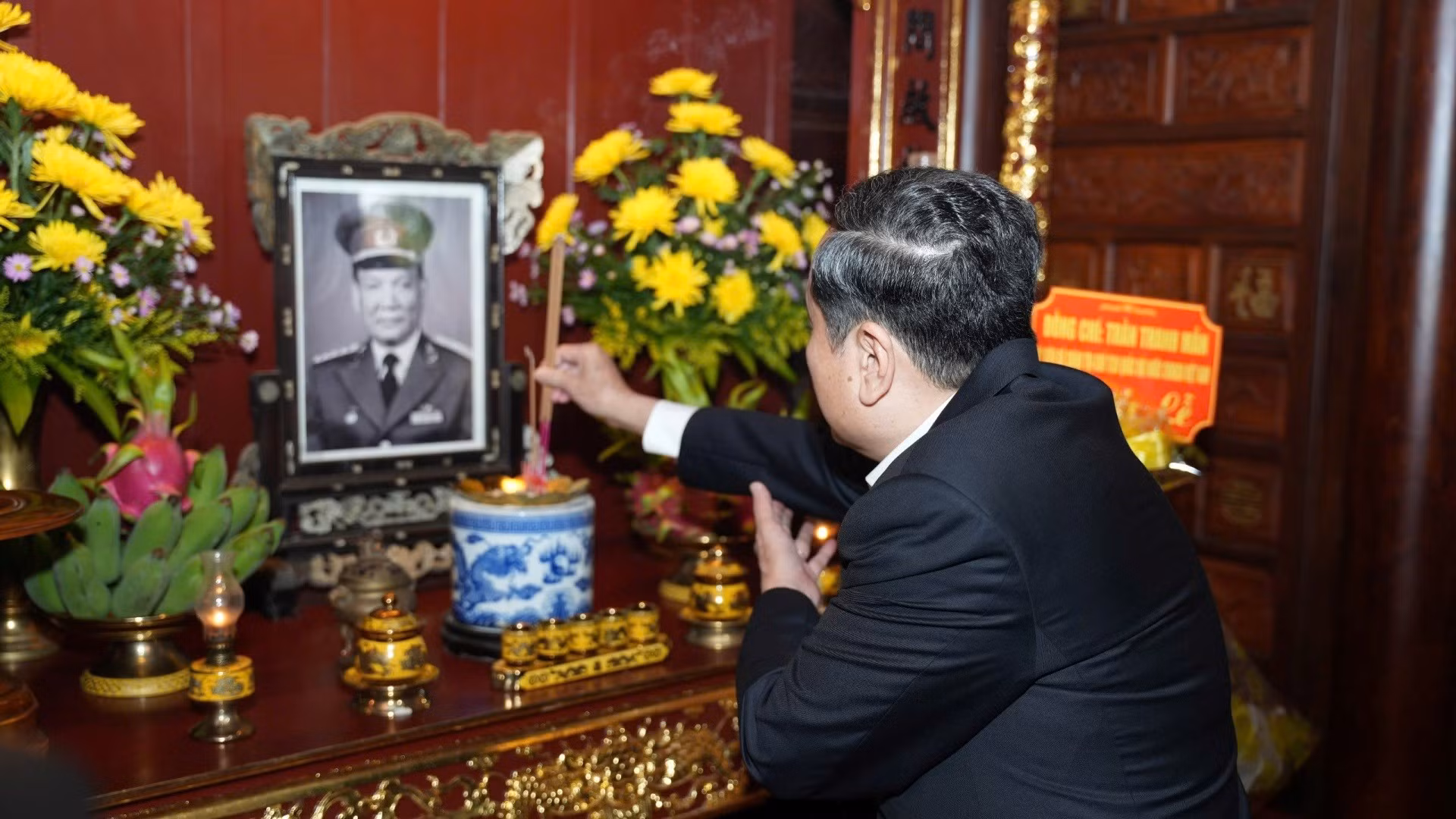 El presidente de la Asamblea Nacional, Tran Thanh Man, coloca inciensos en homenaje a los méritos del General Le Duc Anh en la causa de liberación nacional y construcción del país, así como para el Ejército Popular de Vietnam.