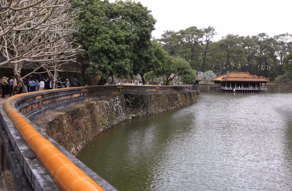 La tumba del rey Tu Duc (Khiem Lang) fue construida en el lado derecho de la colina de Canh Vong en la aldea de Thuy Ba, barrio de Thuy Xuan, ciudad de Hue. Este es el lugar de descanso de Tu Duc, el monarca con el reinado más largo de los 13 de la dinastía Nguyen. La tumba del rey Tu Duc (Khiem Lang) fue construida en el lado derecho de la colina de Canh Vong en la aldea de Thuy Ba, barrio de Thuy Xuan, ciudad de Hue. Este es el lugar de descanso de Tu Duc, el monarca con el reinado más largo de los 13 de la dinastía Nguyen.