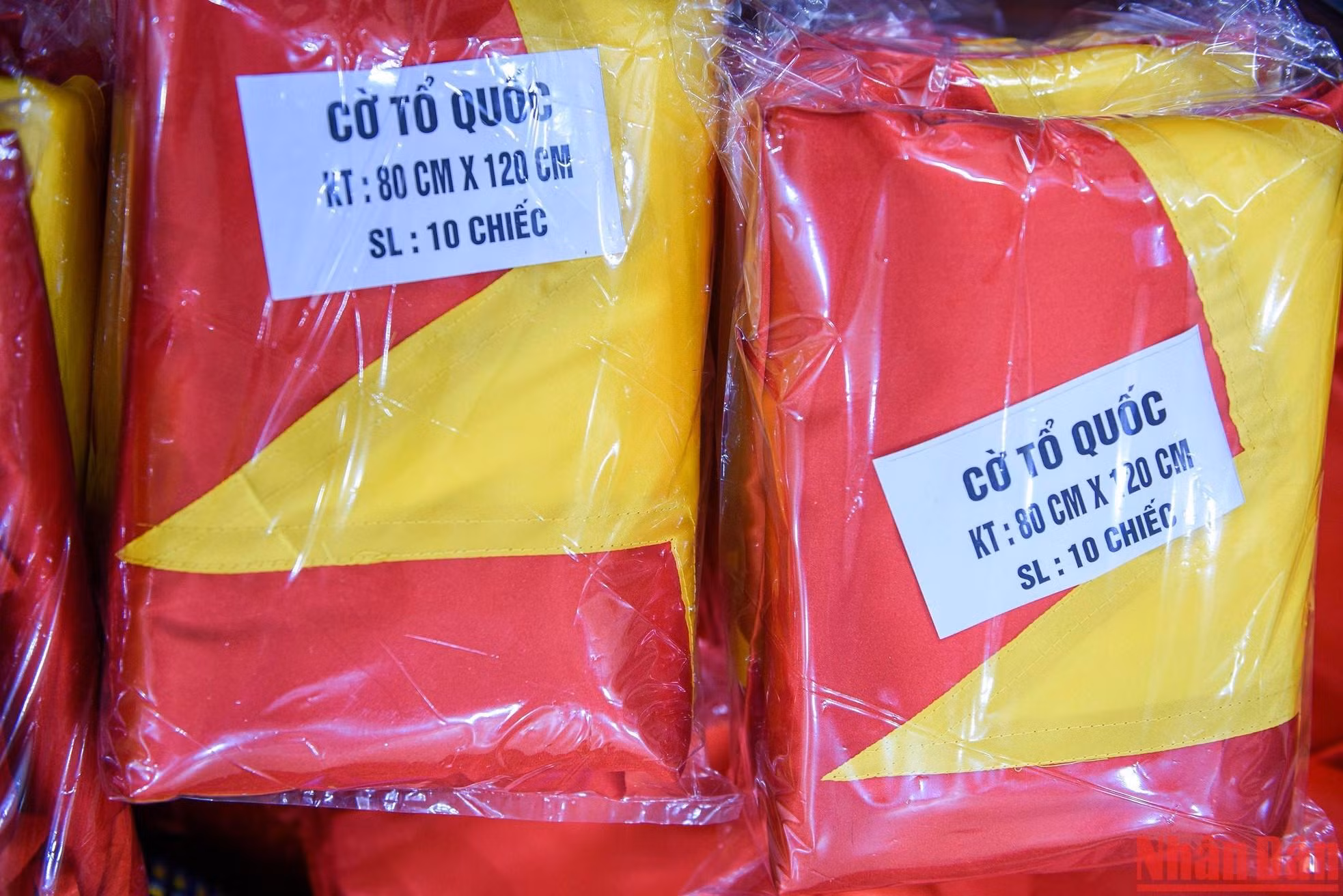Bordar una bandera a mano le toma a Nhung casi dos días y hasta una semana a los inexperimentados. Cuesta de 25 a 42 dólares dependiendo del tamaño, mucho más que una cosida a máquina.