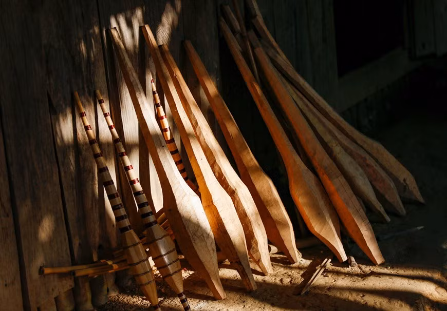Un buen Khen debe estar hecho de maderas duraderas como "Ngoc am" (Cupressus funebris, nombre científico) y "Po Mu" (Fokienia), porque son buenos para la salud y tienen aceites esenciales y fragancia.