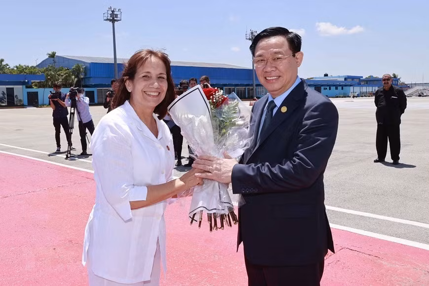 La vicepresidenta de la Asamblea Nacional del Poder Popular de Cuba, Ana María Mari Machado, recibe al dirigente vietnamita. La vicepresidenta de la Asamblea Nacional del Poder Popular de Cuba, Ana María Mari Machado, recibe al dirigente vietnamita.