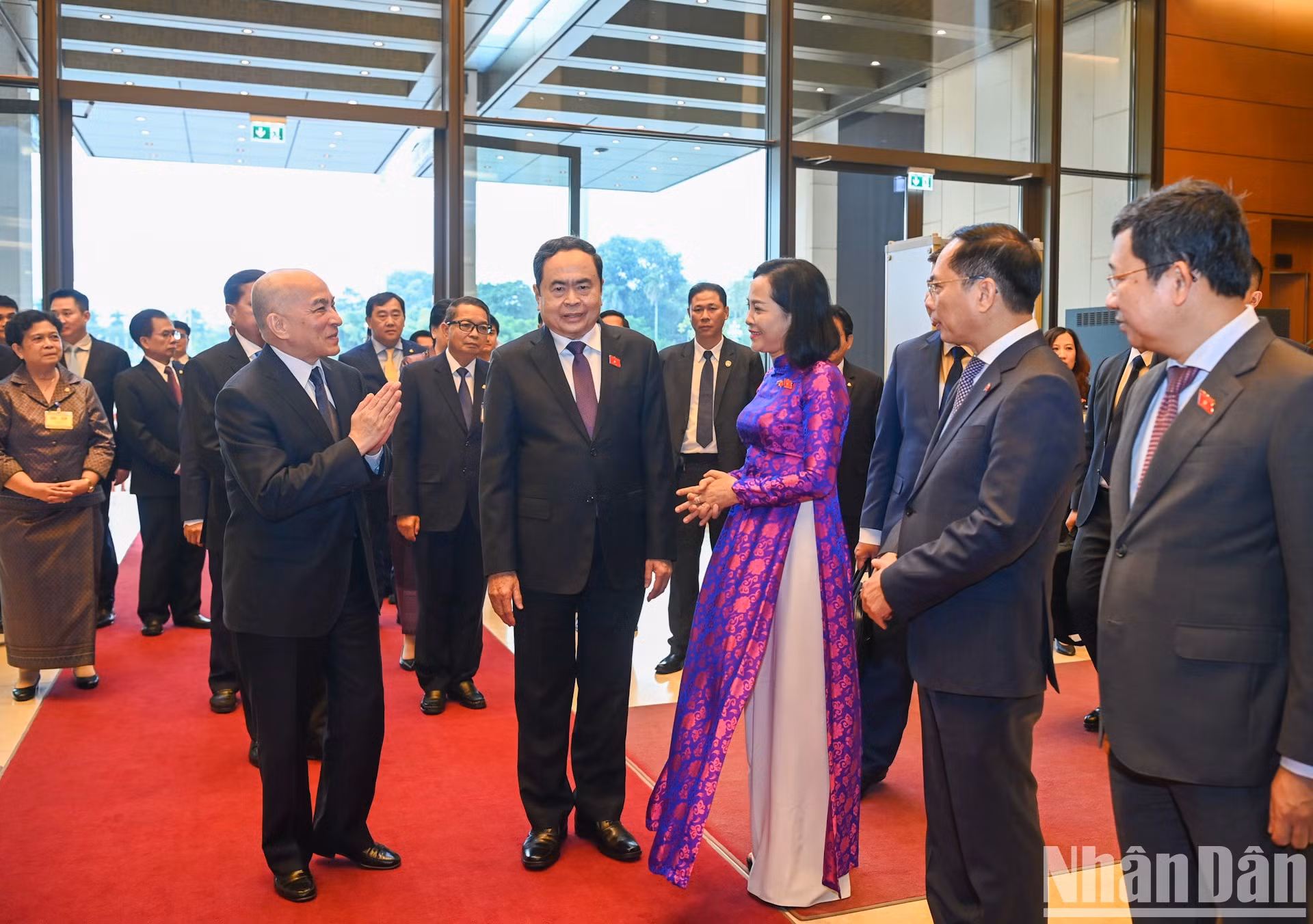 Thanh Man presenta al monarca a delegados vietnamitas en la escena.