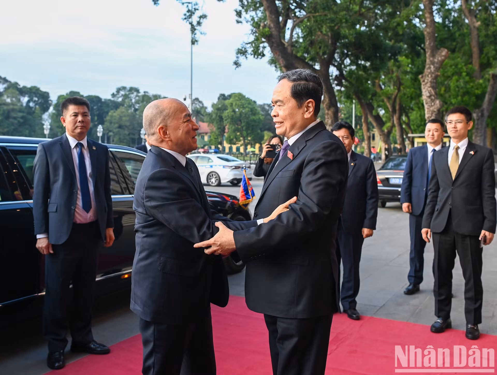 El presidente de la Asamblea Nacional de Vietnam, Tran Thanh Man, recibe al rey de Camboya, Norodom Sihamoni.
