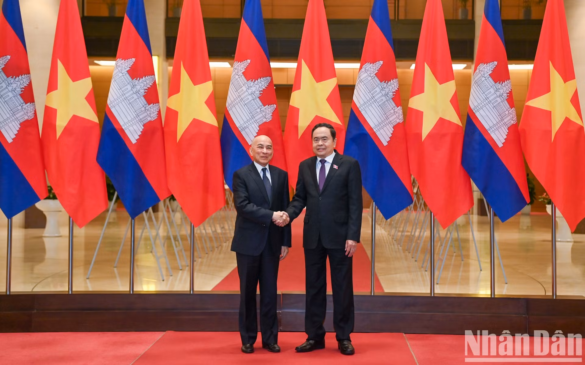 El presidente de la Asamblea Nacional de Vietnam, Tran Thanh Man, y el rey de Camboya, Norodom Sihamoni.