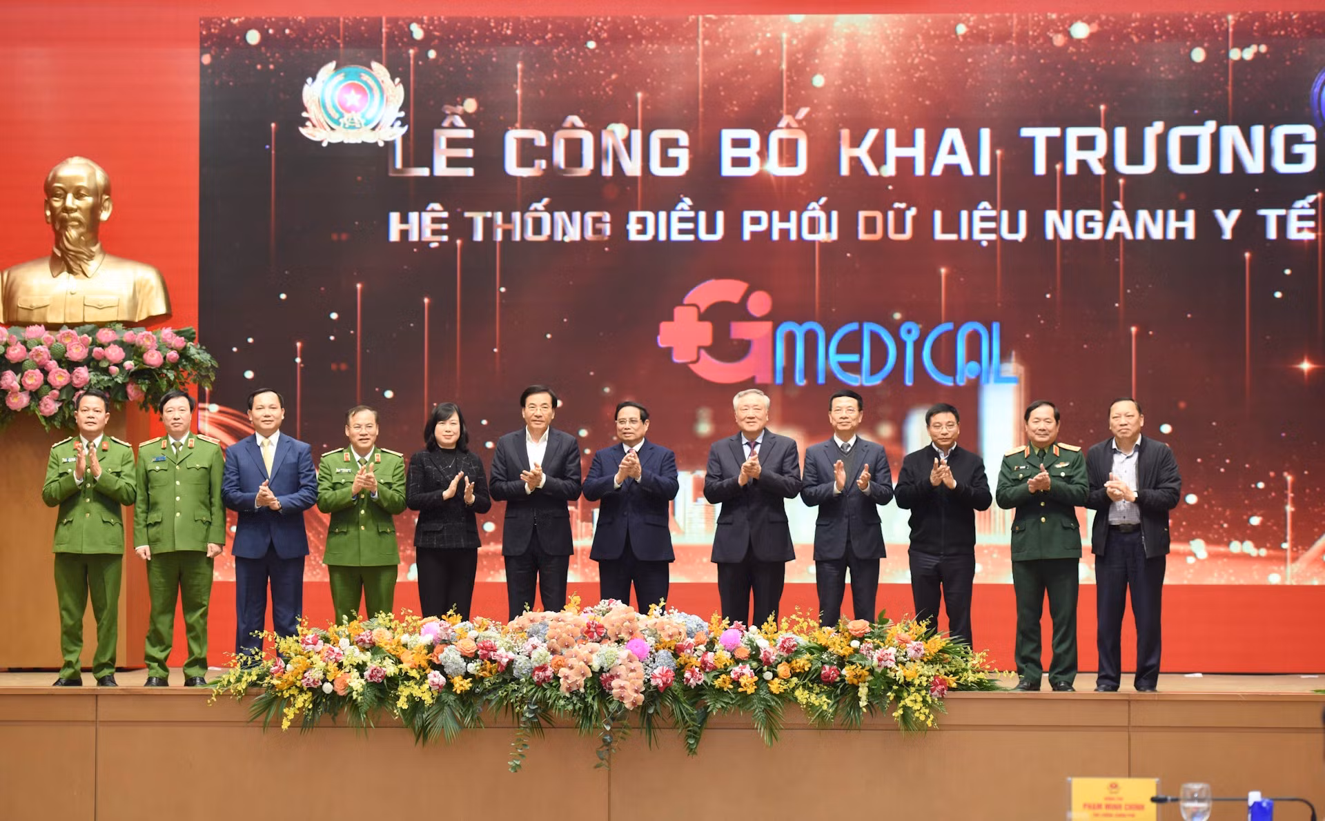 El primer ministro, Pham Minh Chinh, y los delegados llevan a cabo el acto protocolario de lanzamiento de un sistema de coordinación de datos médicos.