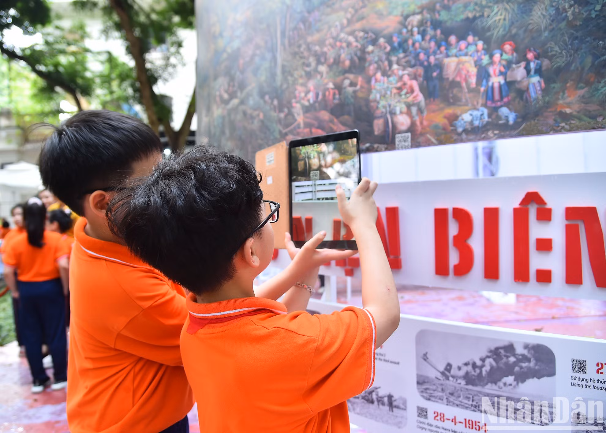 Al escanear los códigos QR insertados en el cuadro, los estudiantes pueden navegar en busca de información sobre los 56 días y noches de lucha en la campaña de Dien Bien Phu. Al escanear los códigos QR insertados en el cuadro, los estudiantes pueden navegar en busca de información sobre los 56 días y noches de lucha en la campaña de Dien Bien Phu.